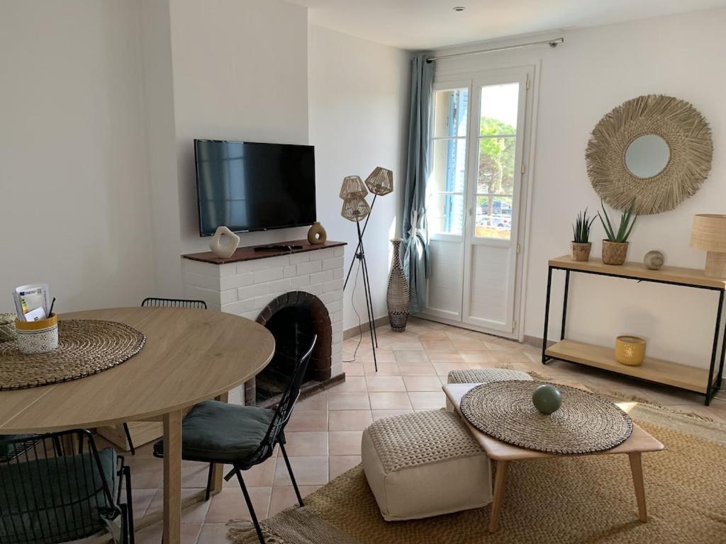 סן-מקסים Maison De Village Renovee Avec Vue Mer Exceptionnelle מראה חיצוני תמונה